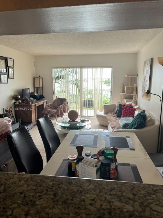 For Sale: $140,000 (1 beds, 1 baths, 826 Square Feet)