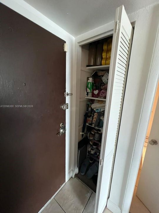 For Sale: $140,000 (1 beds, 1 baths, 826 Square Feet)