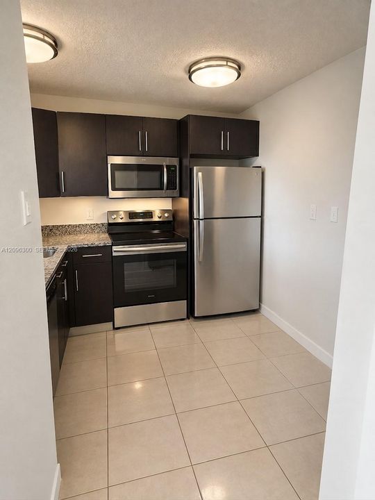 For Sale: $140,000 (1 beds, 1 baths, 826 Square Feet)