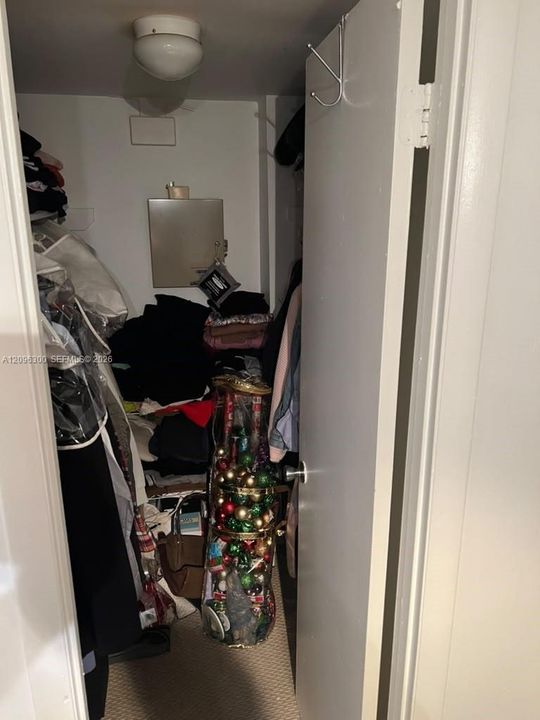 For Sale: $140,000 (1 beds, 1 baths, 826 Square Feet)