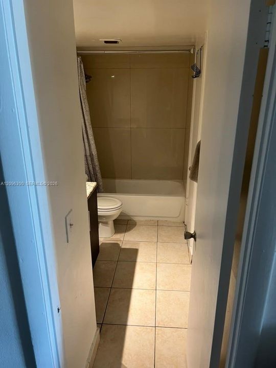 For Sale: $140,000 (1 beds, 1 baths, 826 Square Feet)