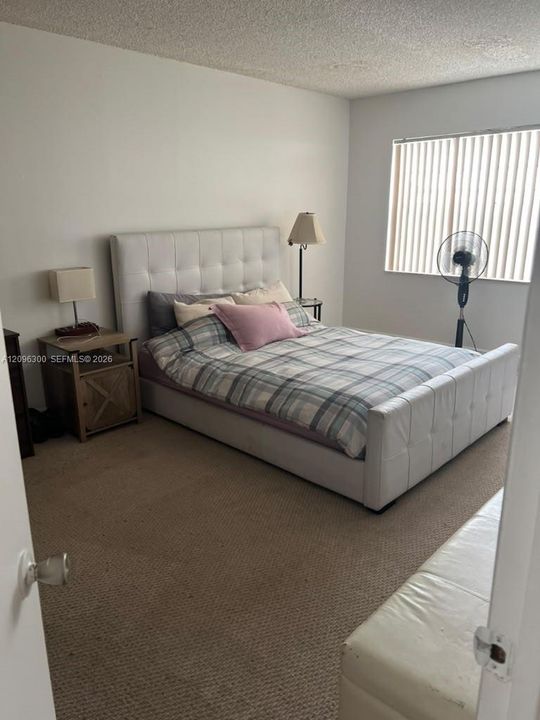 For Sale: $140,000 (1 beds, 1 baths, 826 Square Feet)
