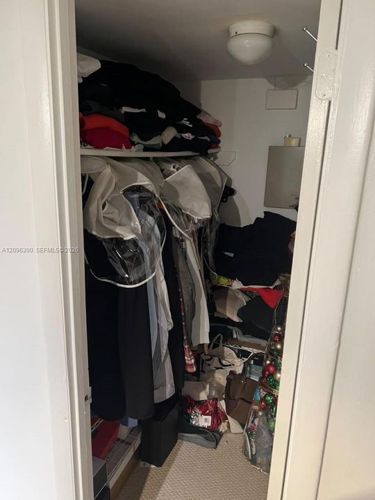For Sale: $140,000 (1 beds, 1 baths, 826 Square Feet)