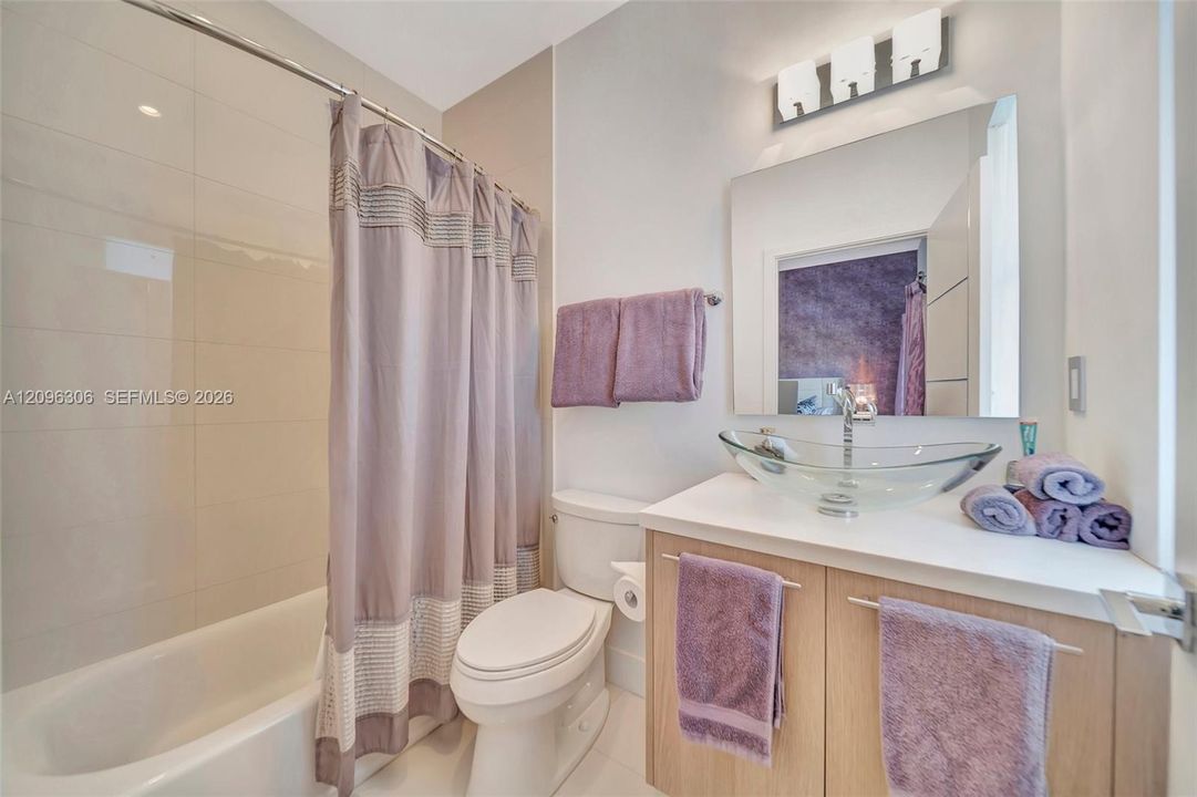 En-suite guest bathroom with tub/shower
