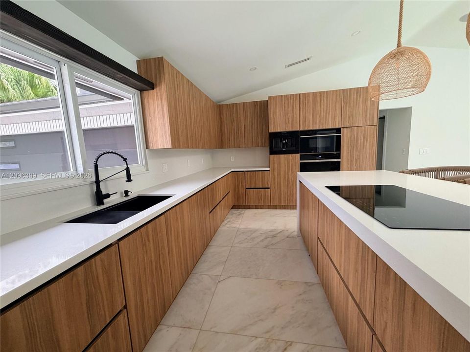На продажу: $888,000 (3 спален, 2 ванн, 1570 Квадратных фут)