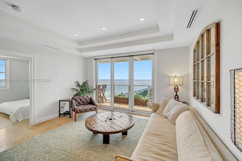 For Sale: $889,750 (2 beds, 2 baths, 1070 Square Feet)