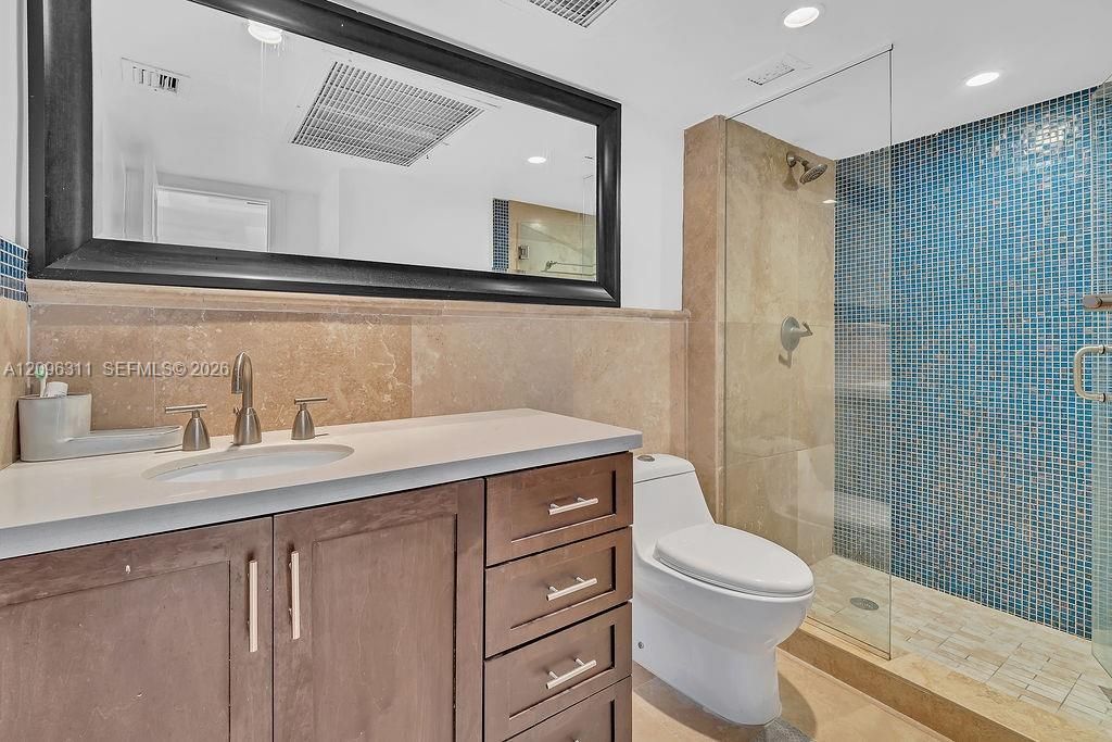 For Sale: $889,750 (2 beds, 2 baths, 1070 Square Feet)