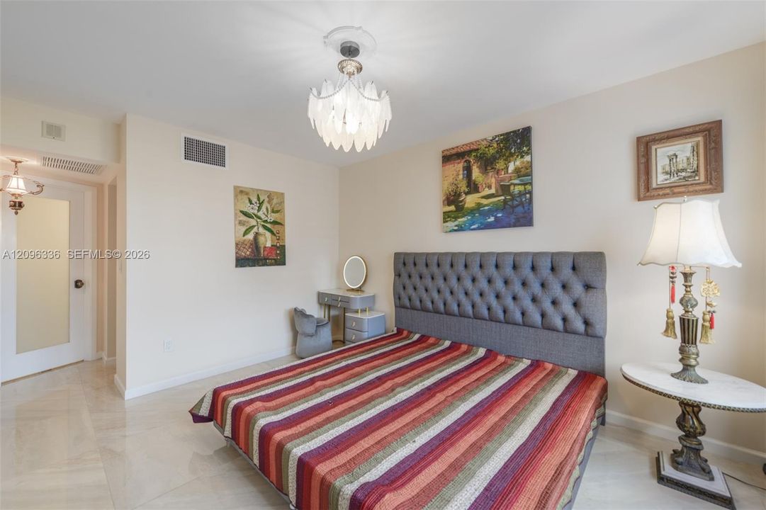 For Rent: $3,500 (1 beds, 1 baths, 870 Square Feet)