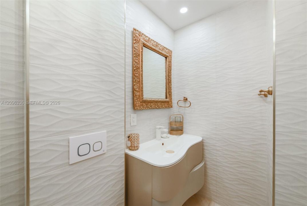 For Rent: $3,500 (1 beds, 1 baths, 870 Square Feet)
