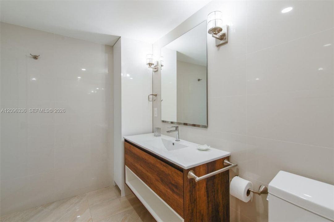For Rent: $3,500 (1 beds, 1 baths, 870 Square Feet)