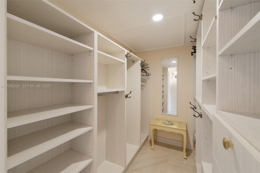 For Rent: $3,500 (1 beds, 1 baths, 870 Square Feet)