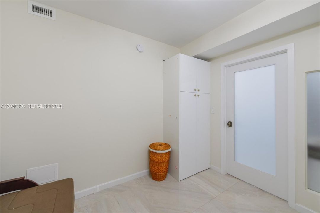 For Rent: $3,500 (1 beds, 1 baths, 870 Square Feet)