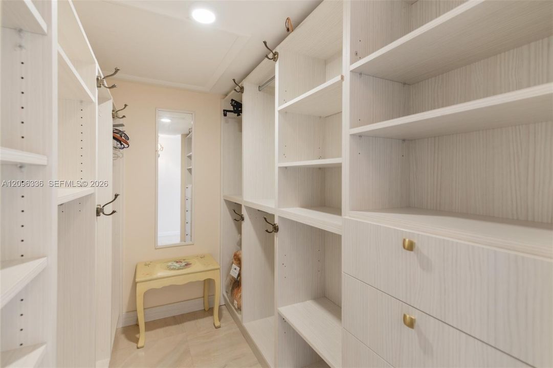 For Rent: $3,500 (1 beds, 1 baths, 870 Square Feet)