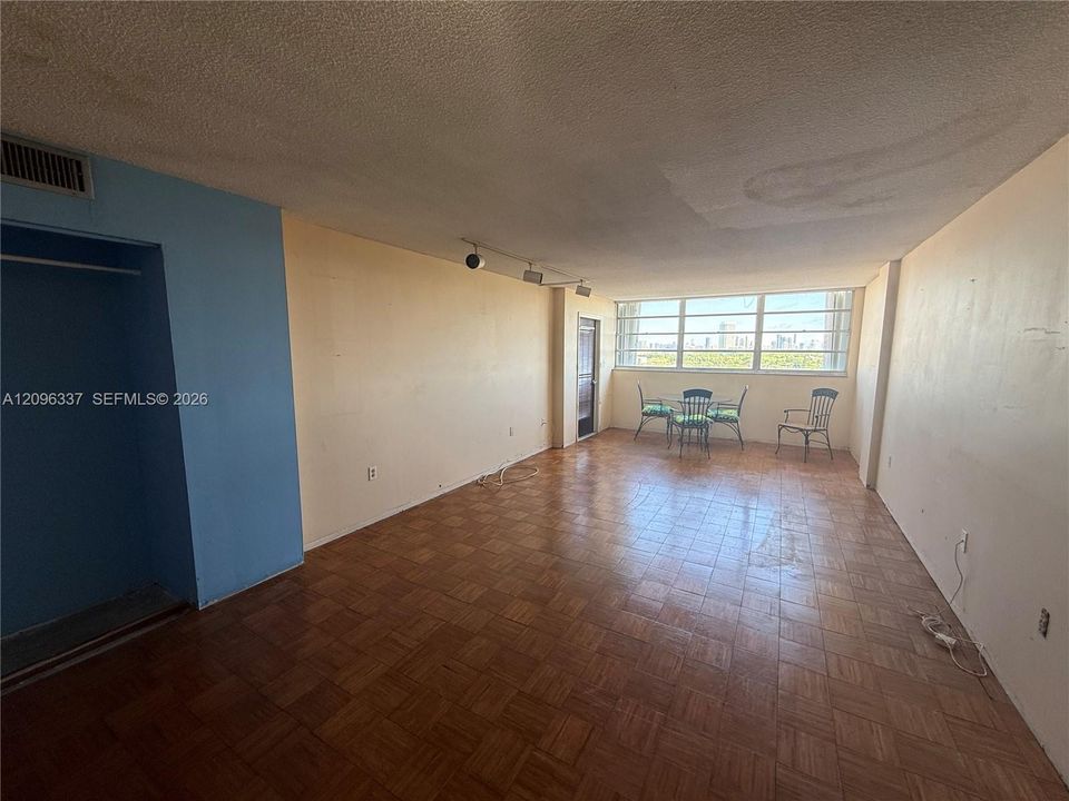 For Sale: $149,000 (1 beds, 1 baths, 778 Square Feet)