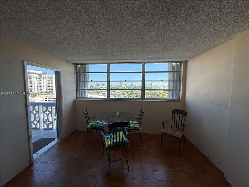 For Sale: $149,000 (1 beds, 1 baths, 778 Square Feet)