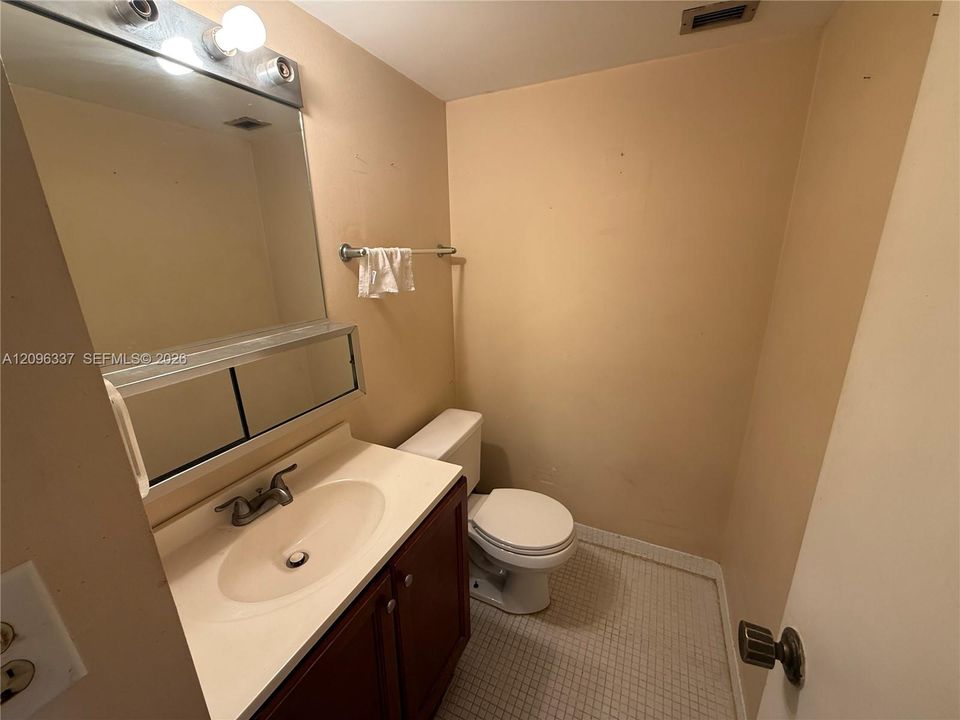 For Sale: $149,000 (1 beds, 1 baths, 778 Square Feet)