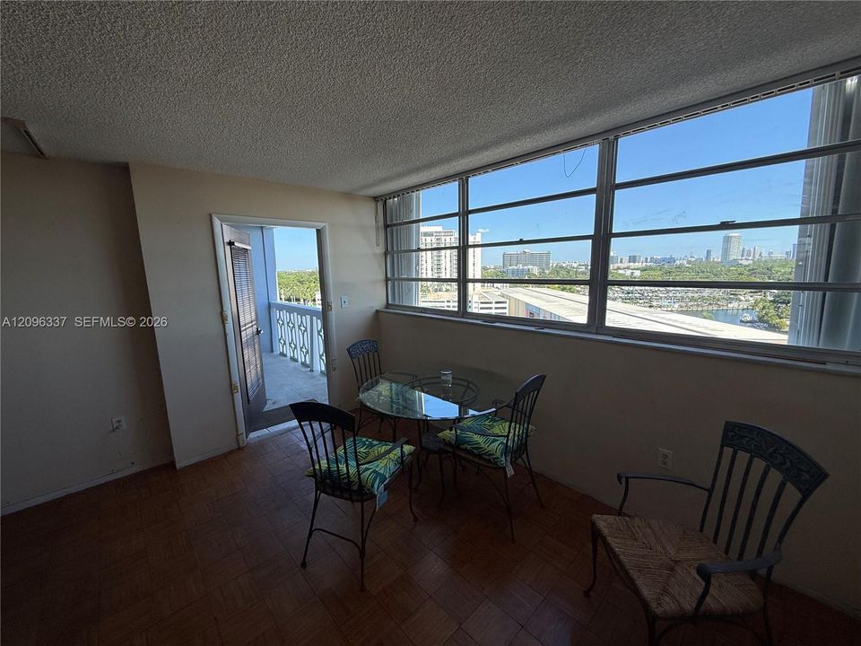 For Sale: $149,000 (1 beds, 1 baths, 778 Square Feet)