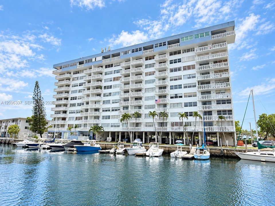 For Sale: $149,000 (1 beds, 1 baths, 778 Square Feet)