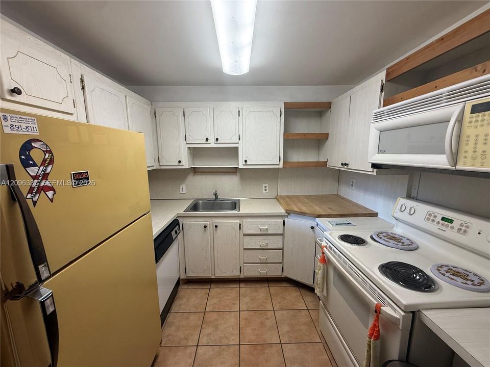 For Sale: $149,000 (1 beds, 1 baths, 778 Square Feet)