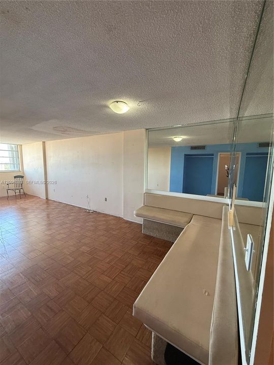 For Sale: $149,000 (1 beds, 1 baths, 778 Square Feet)
