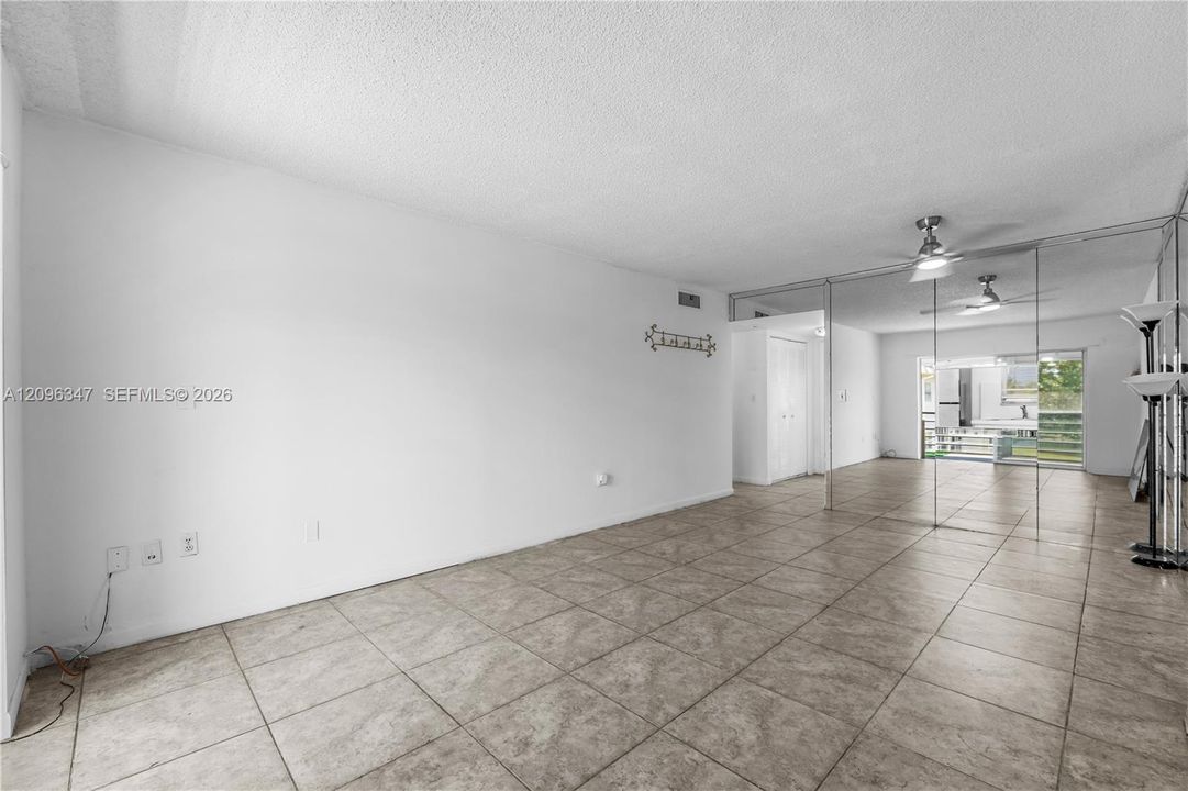 For Sale: $89,000 (1 beds, 1 baths, 640 Square Feet)
