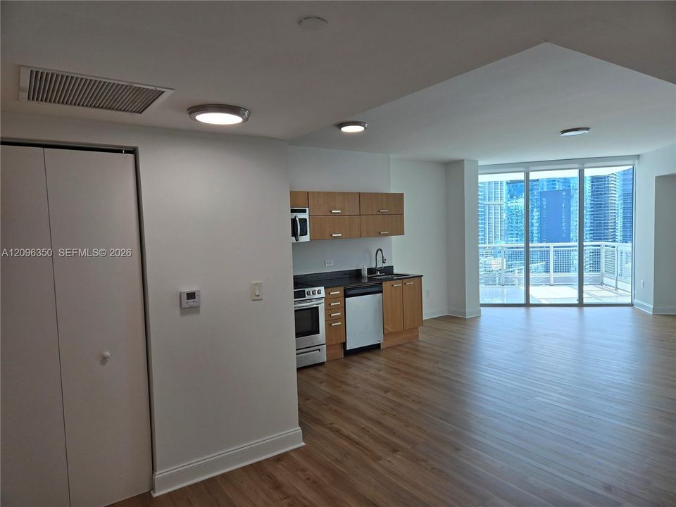 For Rent: $2,800 (1 beds, 1 baths, 768 Square Feet)