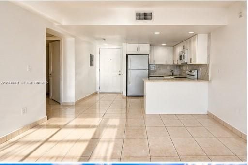 For Rent: $2,395 (2 beds, 2 baths, 819 Square Feet)