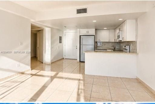 For Rent: $2,395 (2 beds, 2 baths, 819 Square Feet)