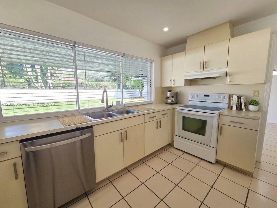 For Rent: $3,750 (4 beds, 2 baths, 2098 Square Feet)
