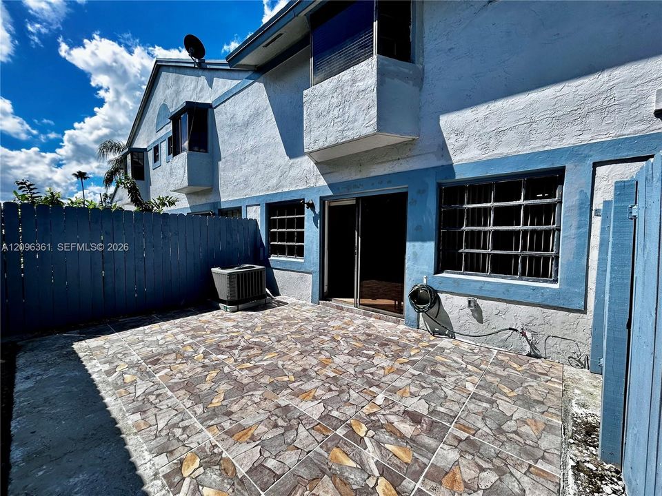 For Rent: $2,450 (2 beds, 2 baths, 958 Square Feet)