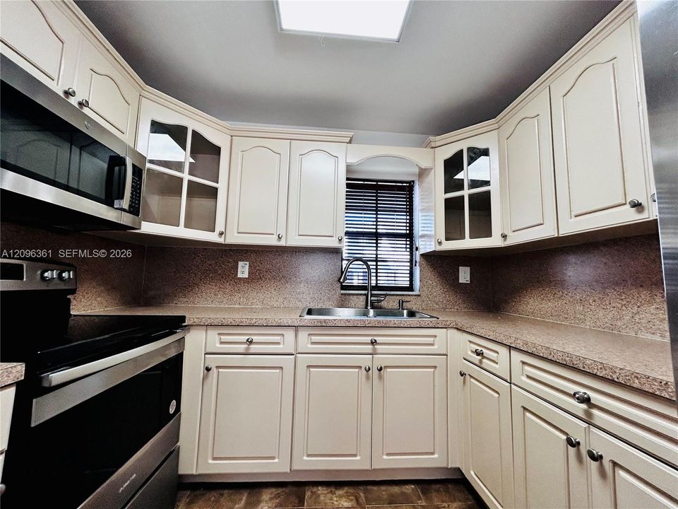 For Rent: $2,450 (2 beds, 2 baths, 958 Square Feet)