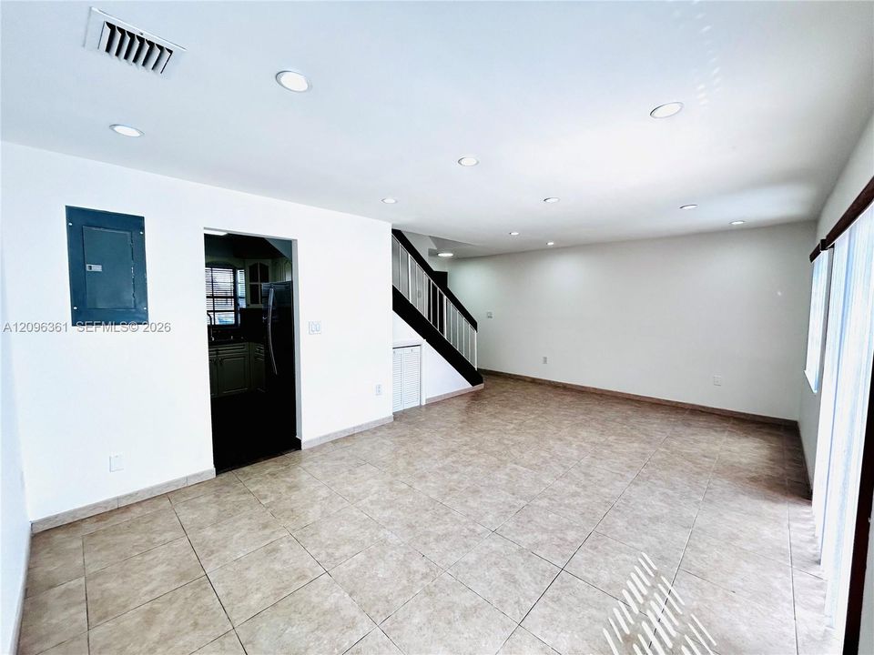 For Rent: $2,450 (2 beds, 2 baths, 958 Square Feet)