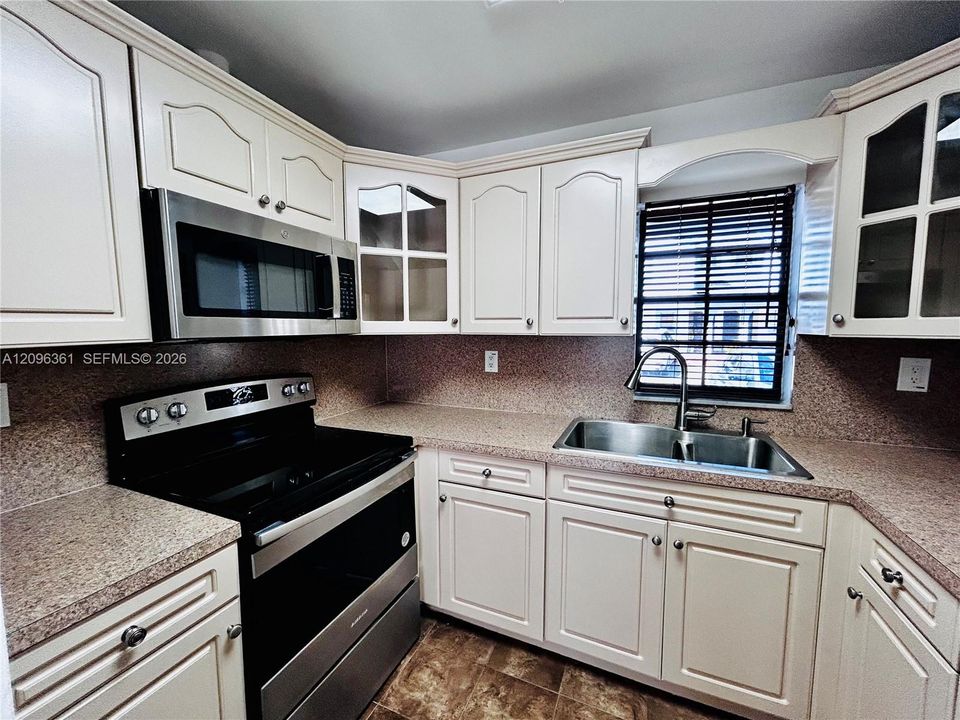 For Rent: $2,450 (2 beds, 2 baths, 958 Square Feet)