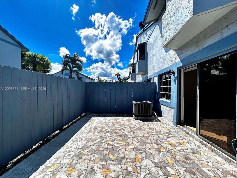For Rent: $2,450 (2 beds, 2 baths, 958 Square Feet)