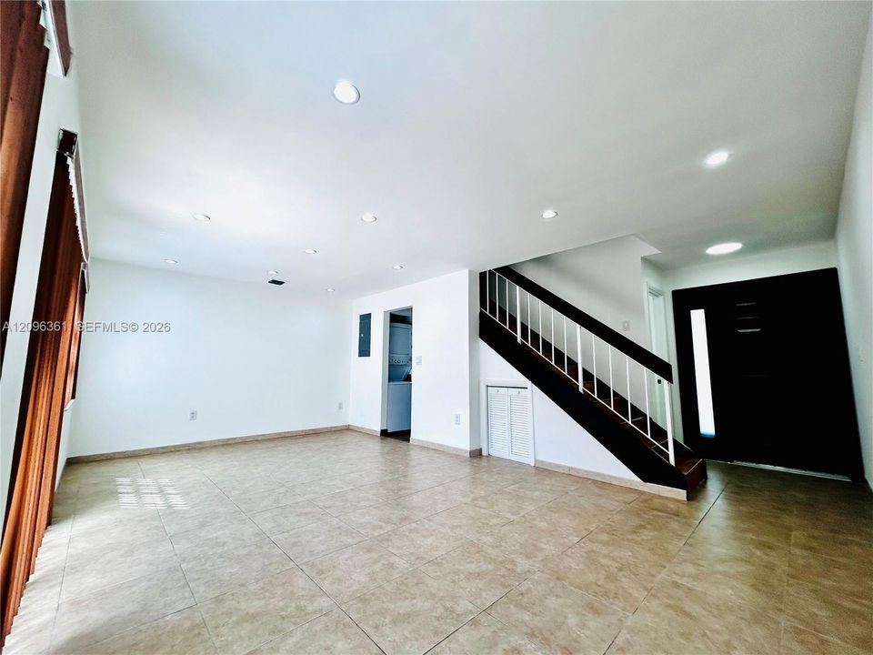 For Rent: $2,450 (2 beds, 2 baths, 958 Square Feet)