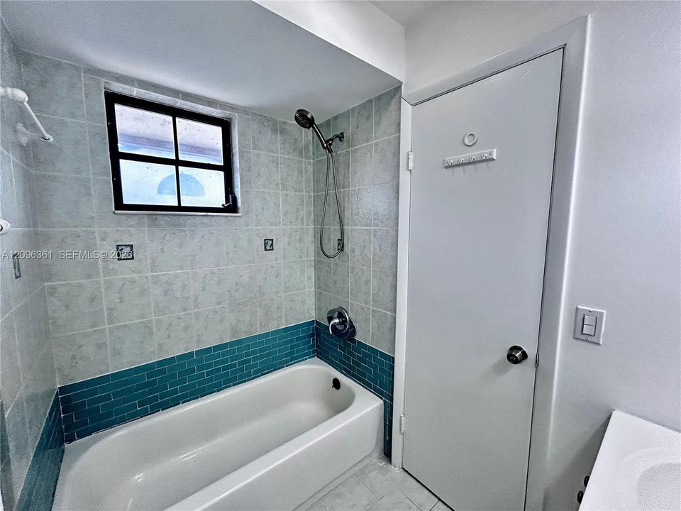 For Rent: $2,450 (2 beds, 2 baths, 958 Square Feet)
