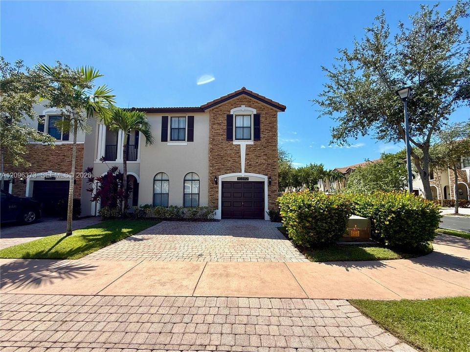For Sale: $795,000 (5 beds, 3 baths, 2180 Square Feet)