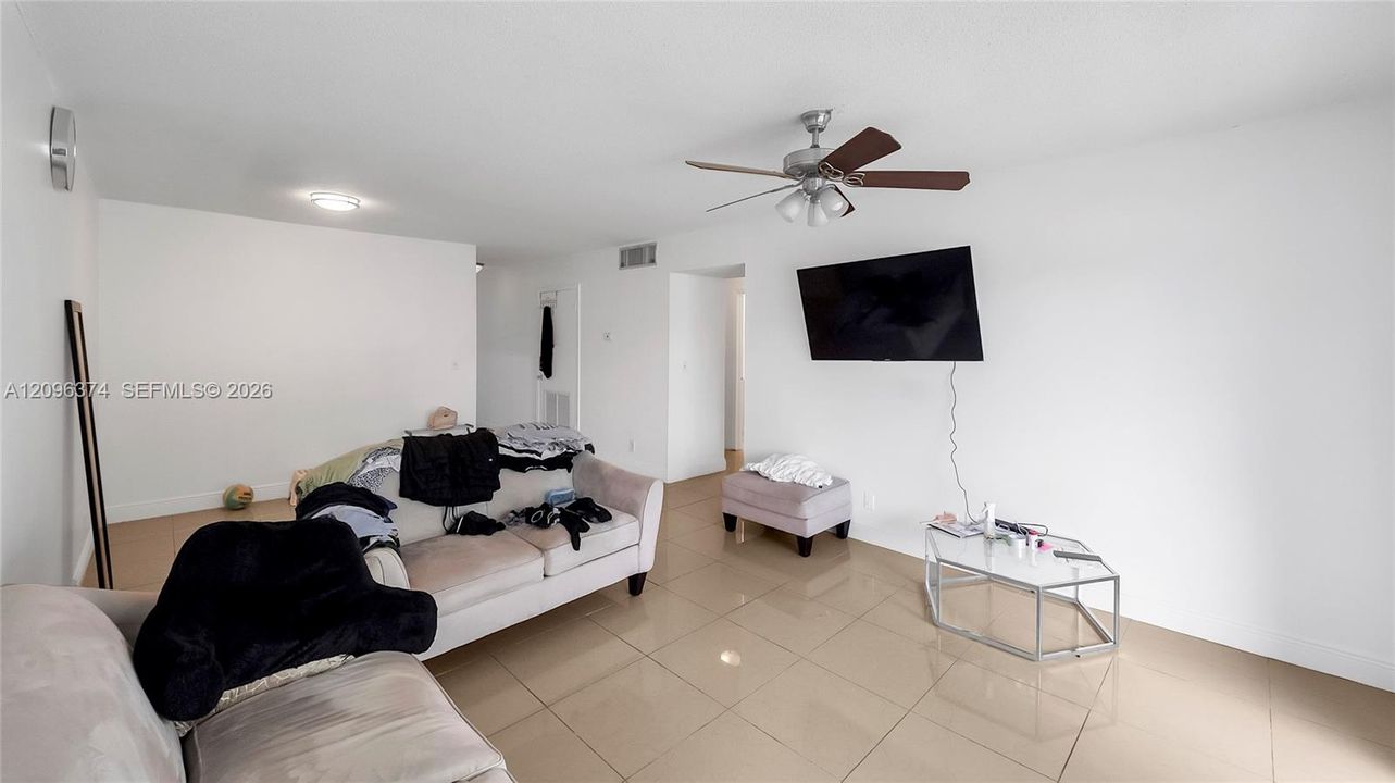 En Venta: $170,000 (2 camas, 2 baños, 899 Pies cuadrados)