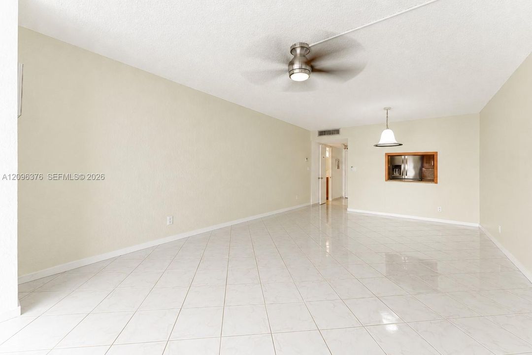 For Rent: $2,000 (1 beds, 1 baths, 915 Square Feet)