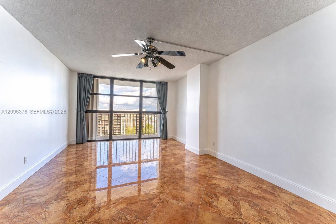For Rent: $2,000 (1 beds, 1 baths, 915 Square Feet)