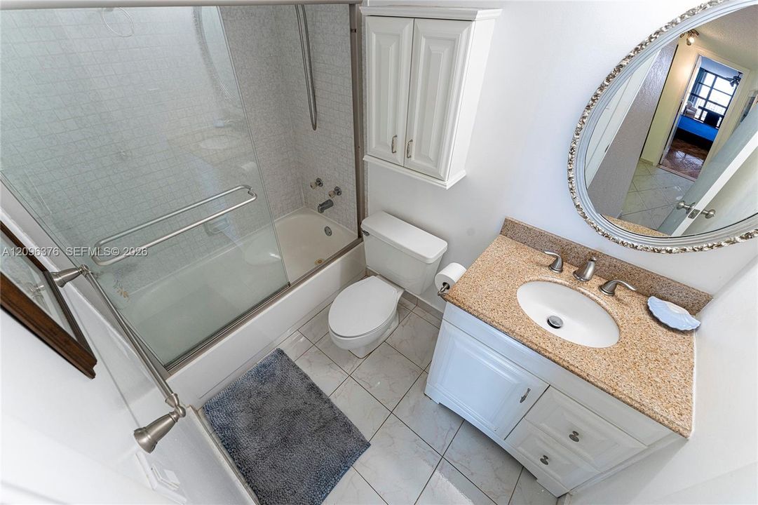 For Rent: $2,000 (1 beds, 1 baths, 915 Square Feet)