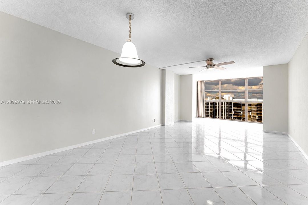 For Rent: $2,000 (1 beds, 1 baths, 915 Square Feet)