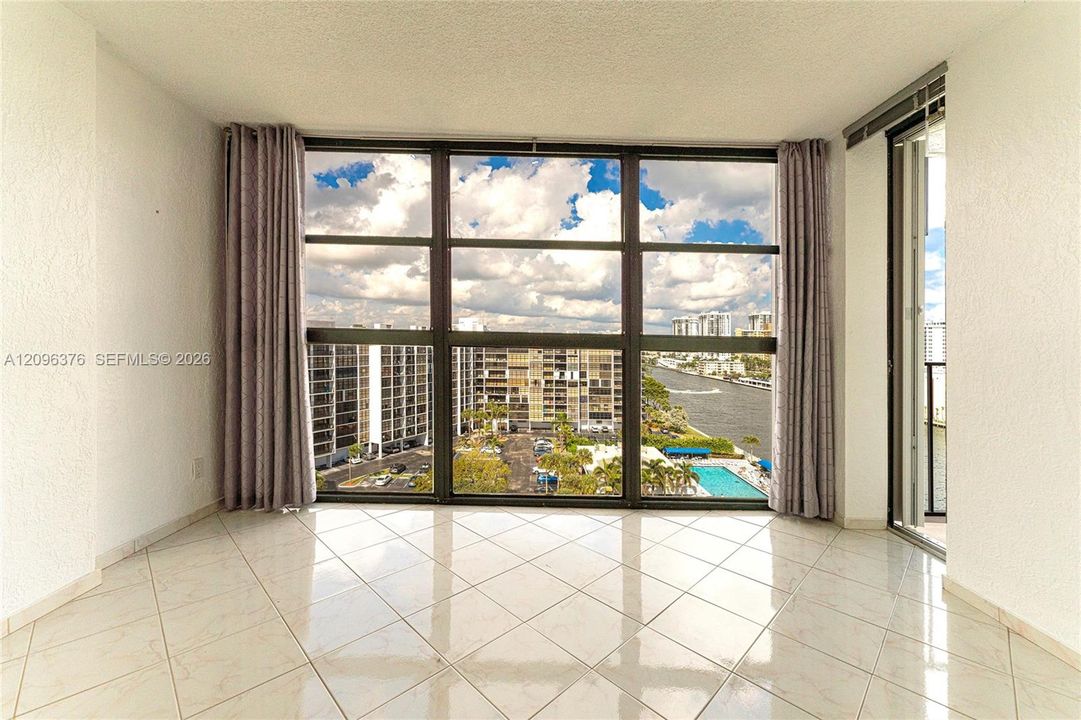 For Rent: $2,000 (1 beds, 1 baths, 915 Square Feet)