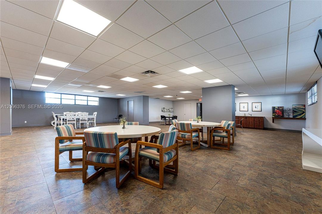 For Rent: $2,000 (1 beds, 1 baths, 915 Square Feet)