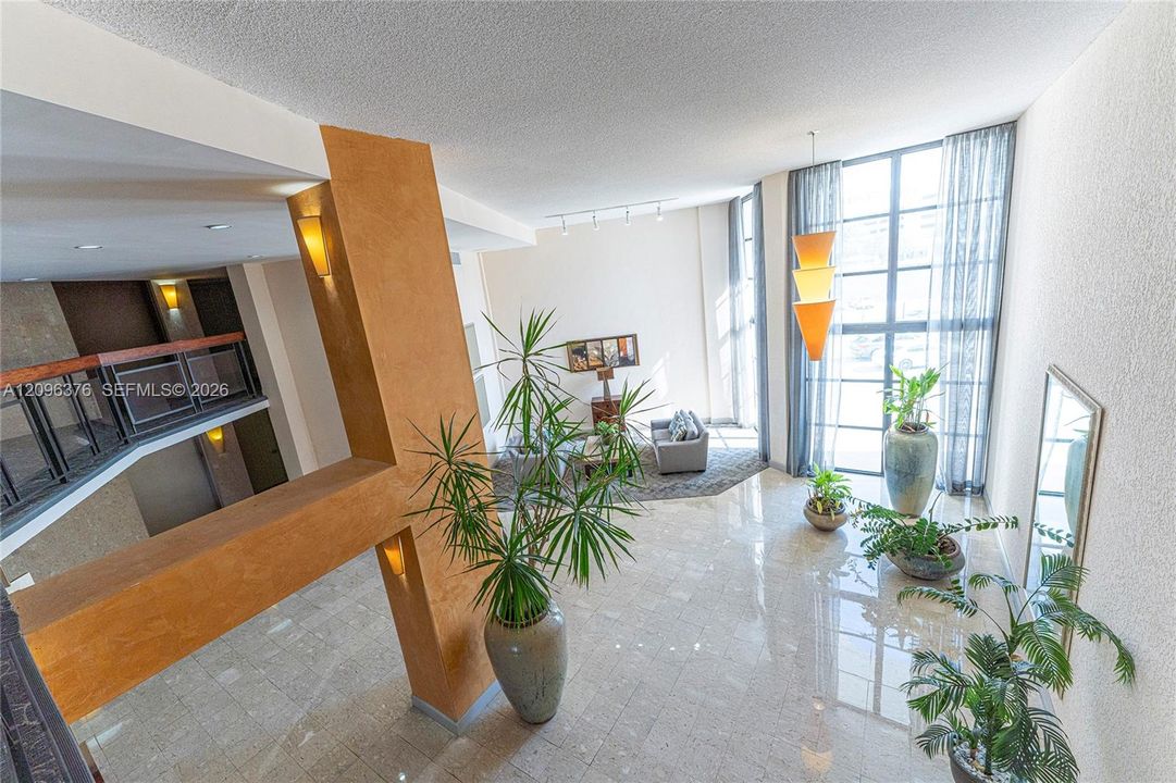 For Rent: $2,000 (1 beds, 1 baths, 915 Square Feet)