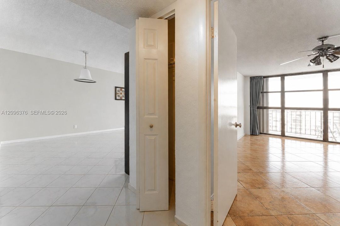 For Rent: $2,000 (1 beds, 1 baths, 915 Square Feet)