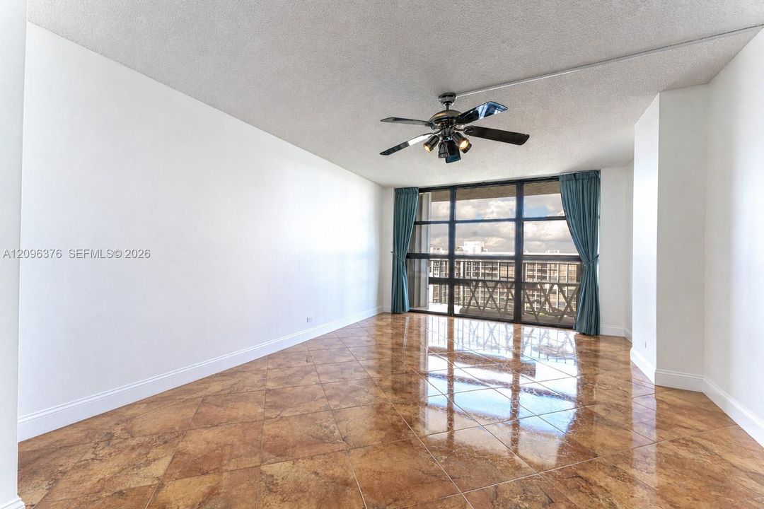 For Rent: $2,000 (1 beds, 1 baths, 915 Square Feet)