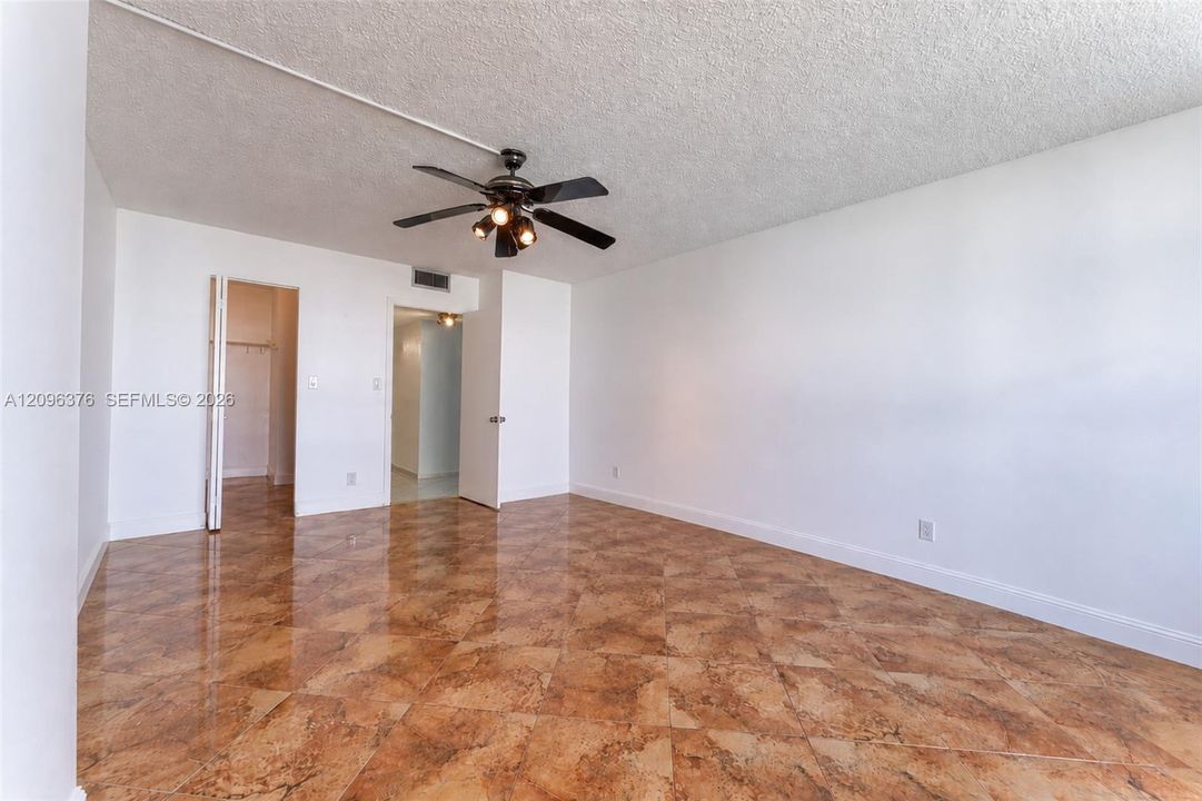 For Rent: $2,000 (1 beds, 1 baths, 915 Square Feet)