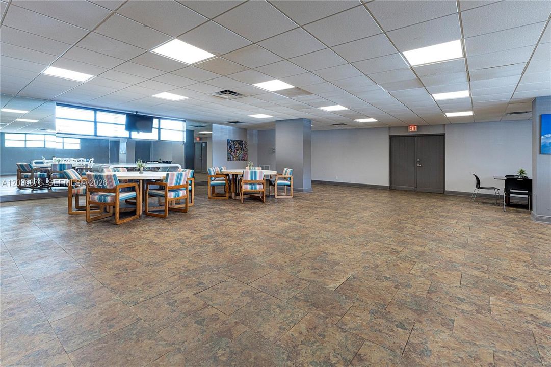 For Rent: $2,000 (1 beds, 1 baths, 915 Square Feet)