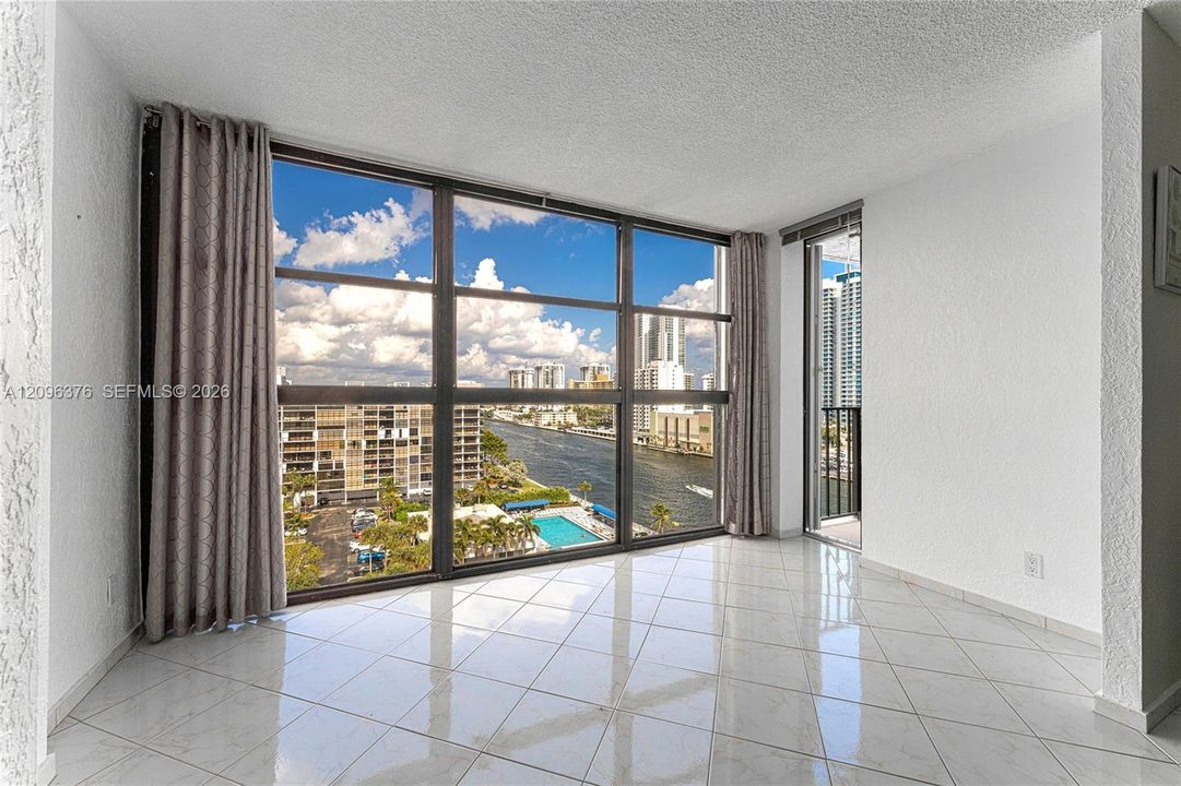 For Rent: $2,000 (1 beds, 1 baths, 915 Square Feet)